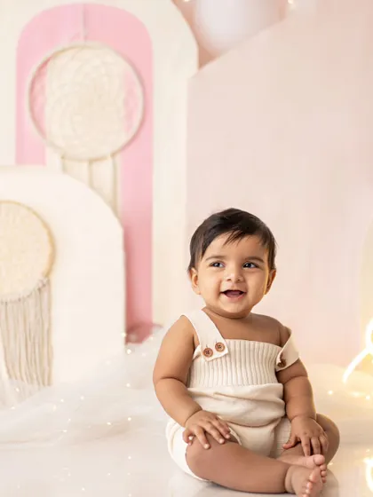 This little guy is enjoying his first birthday setup, full of soft textures and neutral tones.