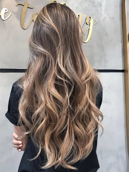 This shimmery glow balayage gives off real summer vibes. The blend of warm and light tones creates a beautiful, sun-kissed look.