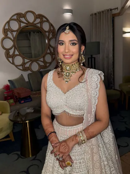 A closer look at this modern princess glam. Vasvi looks absolutely breathtaking with her defined eyes and soft pink makeup.