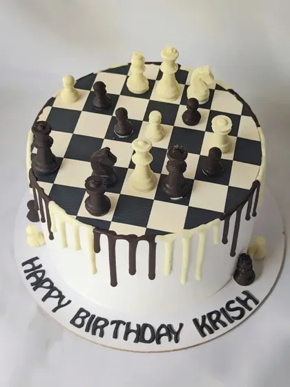 Checkmate! A chess-themed cake with a drip effect and a full board of chocolate chess pieces, ready for a birthday game.