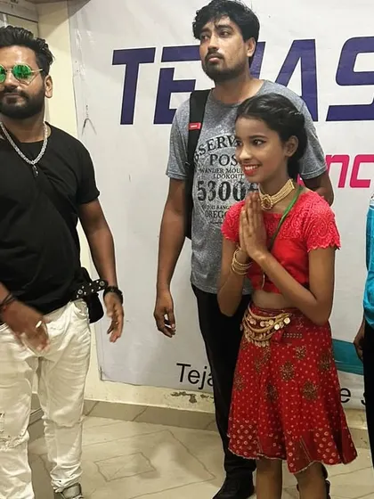 Jyoti respectfully greeting the judges after her performance. Such wonderful values.