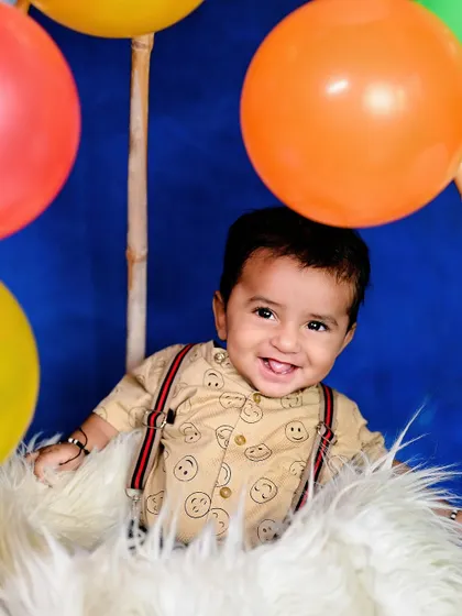 Up, up, and away! This hot air balloon theme is a whimsical and adorable concept for a first birthday shoot. The fluffy clouds, colourful balloons, and cute cake make for a magical setting.