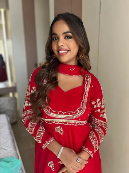 A perfect example of fresh, youthful glam. I used a light touch to even out the skin, added a glossy nude lip, and kept the eyes bright to create a happy glow, ideal for a daytime event or a guest who loves minimal makeup.