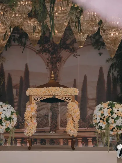 The Anand Karaj setup was framed by a canopy of hanging florals and dozens of basket-style chandeliers, with a hand-painted mural of a Tuscan landscape as the backdrop.
