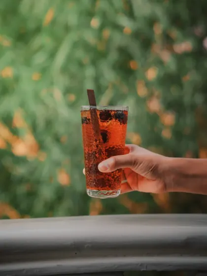 I remember the first time I tasted something that felt like a secret. That’s exactly what Lady Marmella is. A non-alcoholic drink that surprises you with sweet marmalade layered with citrus sparks and a smooth kiss of vanilla.