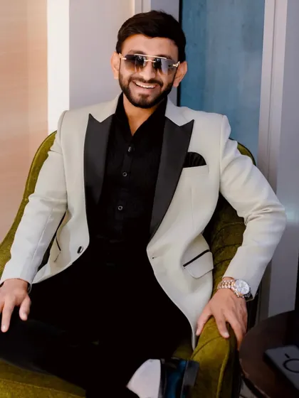 A moment of downtime between sessions. As a professional emcee, projecting confidence and a friendly, approachable style is part of the complete package I bring to your event.