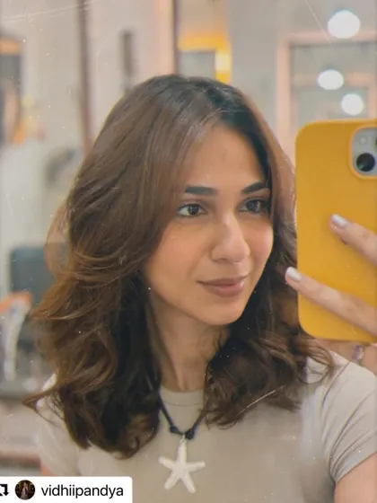 A mirror selfie from Vidhii Pandya. The layers and soft waves create a beautiful shape and lots of volume.