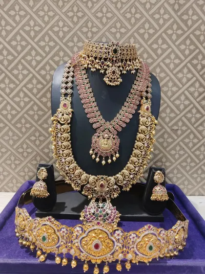 A full view of the Kempu bridal set from Day 3, a perfect choice for a traditional bride.