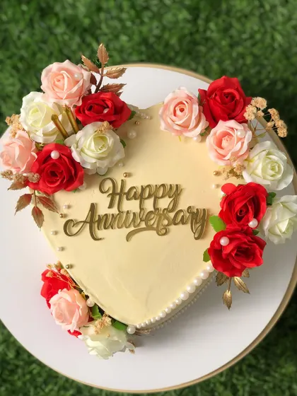 A top-down view of the heart-shaped anniversary cake, showing the beautiful arrangement of roses.