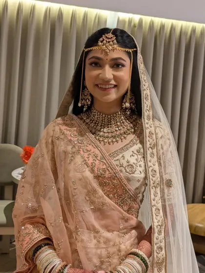 Rashi's happy smile shows how comfortable and beautiful she felt.