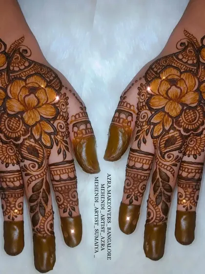A simple yet elegant floral design for the palms, perfect for guests and parties.