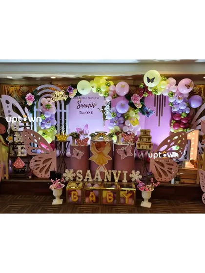 The full stage setup for Saanvi's party.
