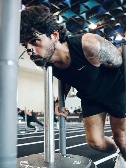 The sled push is one of the toughest stations in HYROX. This is what peak performance looks like after weeks of structured training and preparation.
