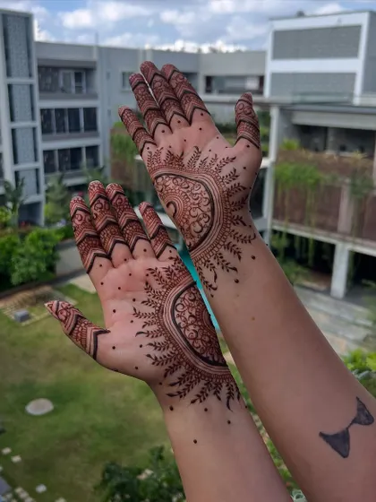 A beautiful and airy design for the Teej festival. The pattern is focused on the center of the palm and radiates outwards, leaving plenty of open skin for a lighter feel.