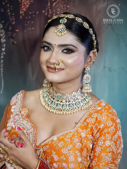 This bride’s look is a perfect example of how to pair bold outfits with elegant makeup. The focus is on her expressive eyes and radiant skin, allowing her natural beauty to shine.