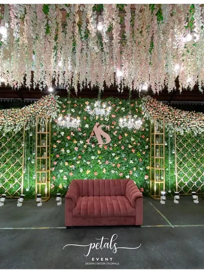 A duplicate image of the beautiful and luxurious reception stage.