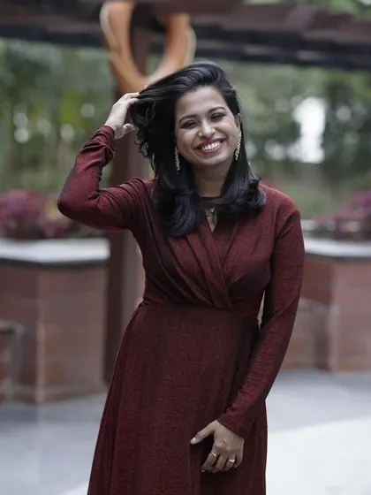 A client shares her happy experience renting this simple yet elegant maroon dress for an event. Sometimes, a simple dress is all you need to feel beautiful.