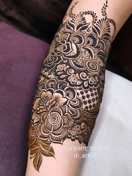 A close up of a bridal mehendi start up. This is the cuff or bracelet part of the design, which sets the tone for the entire arm.