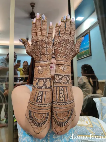 A full coverage design that feels both traditional and fresh. The combination of dense patterns on the fingers and floral bands on the arms creates a stunning effect.