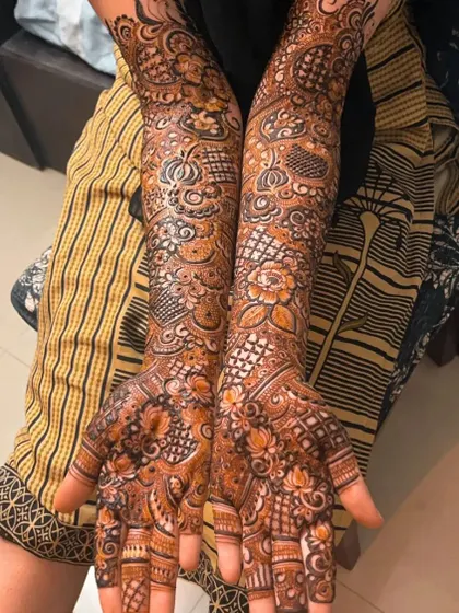 Bridal mehndi for Ayesha, just as she wanted. A full coverage design with a mix of her favorite patterns and motifs.