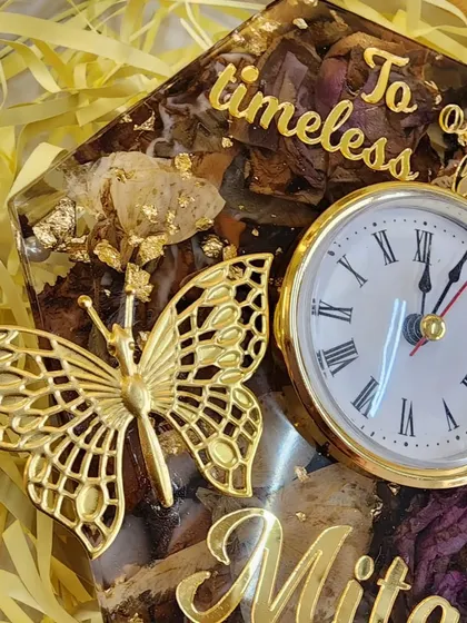 This is the finished table clock, ready to be shipped. The combination of preserved flowers, gold flakes, and personalized text makes it a timeless beauty.