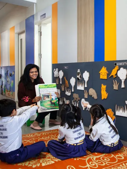 An informal learning session takes place in a corridor. By incorporating teaching aids and colorful elements, we make every part of the school an opportunity for learning and discovery.