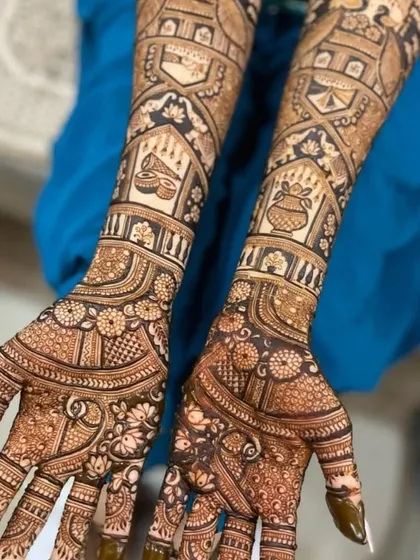 This design features auspicious kalash and diya motifs on the arms, surrounded by intricate floral and jaali (net) patterns.