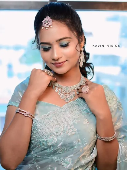 This close-up shows the intricate design of our AD necklace set. It's lightweight but provides a rich, dazzling look for any modern event.