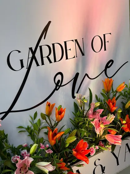 A simple sign can tell a beautiful story. This "Garden of Love" welcome, surrounded by fresh, vibrant lilies, set a romantic and personal tone for a beautiful phoolon ki holi celebration.