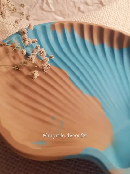 A custom two-toned clam shell dish, combining the colors of sand and sea. This piece was a fun experiment that turned out beautifully.