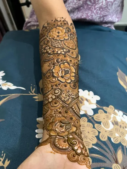 More examples of my floral and Arabic-inspired work. I can create anything from a simple floral trail to a full arm of blooming roses and lotuses.