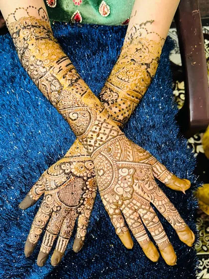 Another view of this stunning bridal design for "Ameen ki dulhan." The patterns are intricate and the coverage is beautiful.