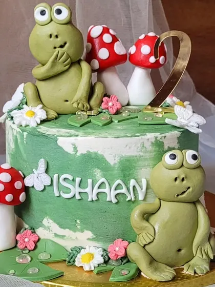 I loved making this "Frog in a Pond" themed cake. The hand-sculpted frogs and mushrooms give it so much character and charm.