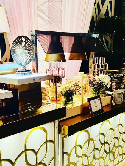Another view of a contemporary buffet design, showcasing how I use lighting and reflective surfaces to create a bright and inviting food station. Every detail is considered to ensure the setup is both functional and beautiful.