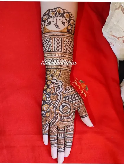 This full-arm design is perfect for a close family member, like the sister of the bride. It features intricate bands of meenakari-style peacocks, florals, and geometric patterns, creating a rich and detailed look.