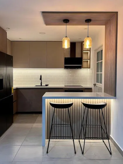 This image showcases the full layout of the L-shaped kitchen with a breakfast bar, demonstrating an efficient and stylish design for modern apartments.