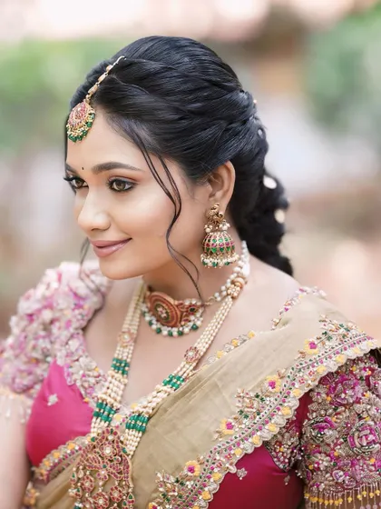 A close-up of the jewellery worn for the Bhale Shastra ceremony. The layered necklace with green beads and a statement choker is a perfect choice.