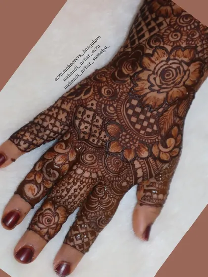 A beautiful floral and net pattern design for a non-bridal occasion, showcasing intricate work on the palm.