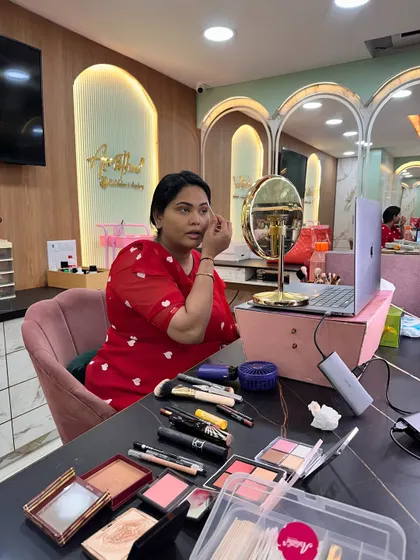 This is me, live from my studio, during an online self-grooming session. I make sure to show every detail, from skincare prep to the final touches, so my online students get a complete learning experience.