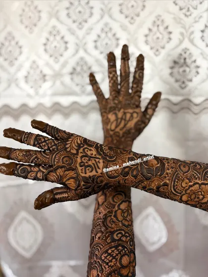 This is an example of my signature full-arm floral mehendi. I love creating dense, intricate patterns with elements like roses, paisleys, and detailed fillers to give you a rich and traditional look for any celebration.