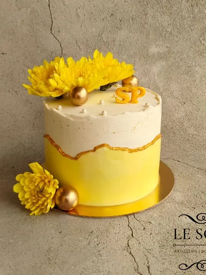 This yellow ombre cake with fresh chrysanthemums is one of my most popular designs on Pinterest. It's a half-kg cake with my Fresh Mango flavor, perfect for a sunny celebration.