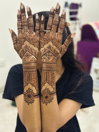A perfectly symmetrical design on my own hands, done by my talented team artists. I love being on the receiving end sometimes. ♥️