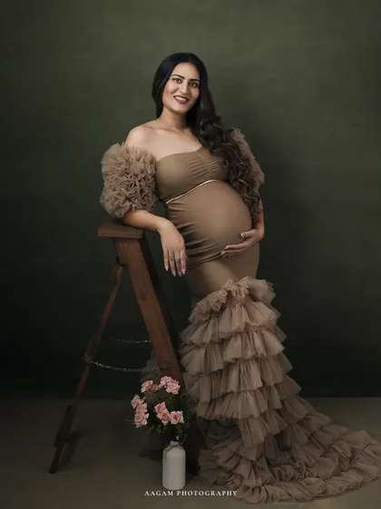Leaning against a rustic ladder with flowers at her feet, this mother-to-be looks serene and confident. I use simple props to add character without distracting from the main subject.