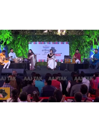 The full band on the grand stage of Sahitya AajTak.
