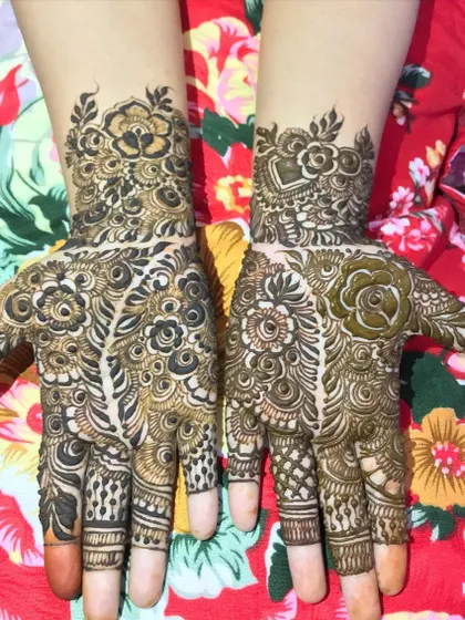 A beautiful example of party or semi-bridal mehendi with different patterns on each hand, one featuring more shading and the other more bold work.