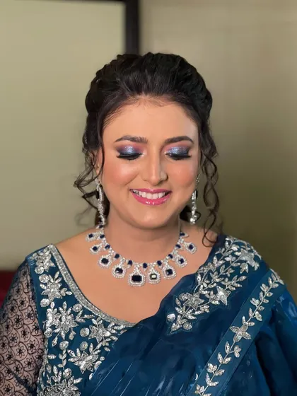 This client chose to rent a beautiful American diamond necklace set with deep blue sapphire-like stones. It’s a classic combination that looks stunning with her blue embroidered saree, ideal for an evening reception.