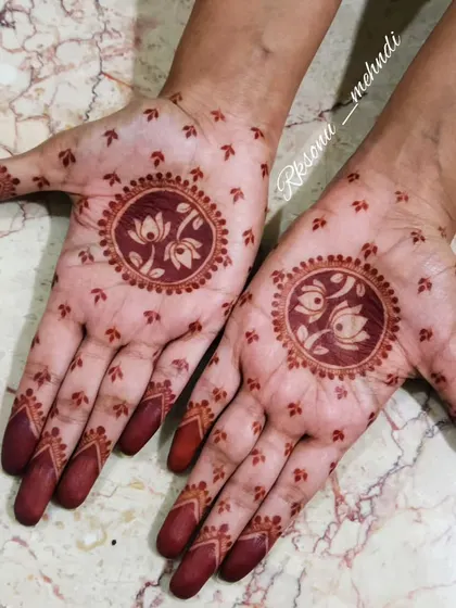 This is what I call "Laal Ishq" or "Red Love". A minimalist design with a powerful, deep red stain, showing that even simple patterns can have a huge impact with a quality paste.