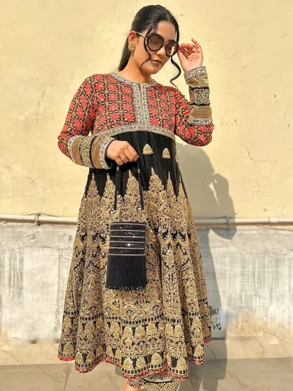 A closer view of the bodice and the elegant black bucket bag that I paired with this traditional outfit.