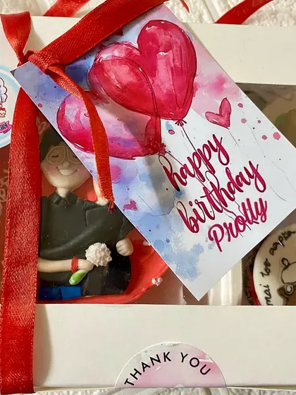 Our caricature hamper, complete with a custom birthday tag and red ribbon.