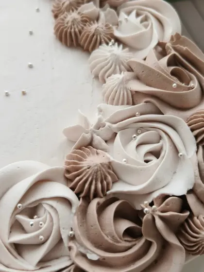 The beautiful combination of white and mocha-colored buttercream roses.
